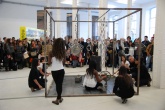 Imatge de la performance que Josep Ma Balanyà va fer durant lainauguració de la mostra amb els alumnes de l'Institut Joan Brossa, amb els quals ha creat la instal·lació 'Soroll, metall i ànima'.