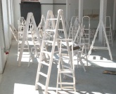 Imatge de l'l'obra 'Deu mil hores', instal·lació escultòrica de Salvador Juanpere a l'Institut Infanta Isabel d'Aragó.