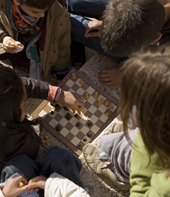 Nens jugant a escacs al pati