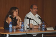 Rosa Borr&agrave;s, responsable de la Unitat de Suport a l'Autonomia de Centres del Consorci d'Educaci&oacute;, amb el ponent de la confer&egrave;ncia, Alberto Arriazu, director de l�IES Navarro Villoslada.
