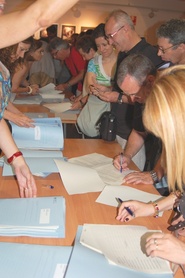 Imatge del moment de la signatura dels acords i les addendes.