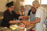 Alumnes de l'Institut Galileo Galilei, preparant el seu plat en la jornada de cloenda.