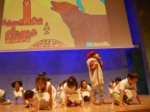 El alumant de la escuela Pere Vila representando el cuento 'El pastor y el lobo'.