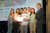 Professorat i alumnat de l'Institut Vall d'Hebron i de l'Escola Virolai, en el moment de recollir el primer premi de la modalitat individual.