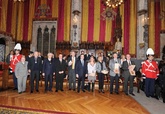 Foto de família de les 25 persones i entitats guardonades amb la Medalla d'Honor de la cCutat 2010.