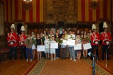 L'alumnat guanyador, acompanyat dels membres del jurat i dels representants institucionals.