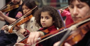 Una nena toca el violí a la Riborquestra (Imatge: Riborquestra).