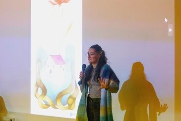 El autor del cartel ganador, Lucía Ferreiro, durante su presentación.