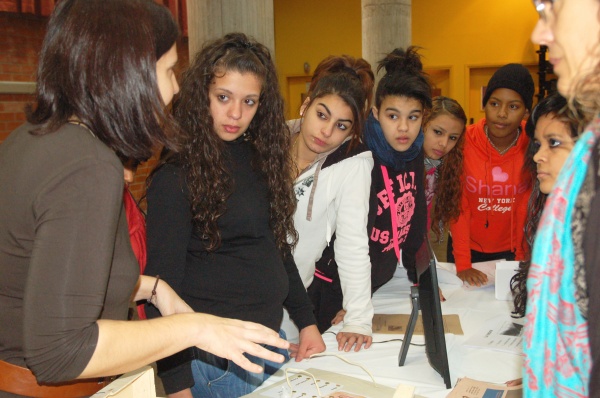 Alumnes de l'Institut La Guineueta, preparant la decoració d'una de les taules.