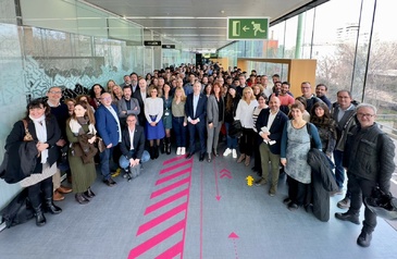 Foto de grup dels representants de totes les institucions i professionals que han assistit a l'acte.