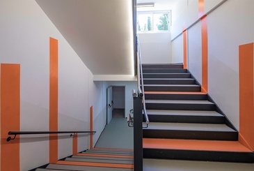 Imatge de l'interior de l'Escola Can Clos, on s'hi han fet obres de reforma.