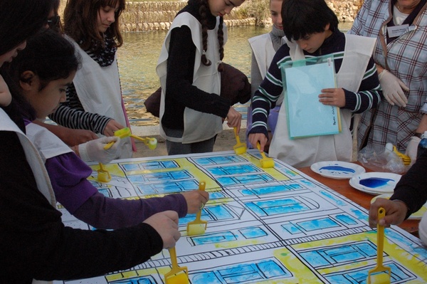 L'alumnat ha pintat els dibuixos de les façanes dels edificis dels diferents centres.