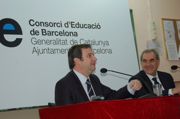 L'alcalde de Barcelona, Jordi Hereu, i el conseller Educació, Ernest Maragall, han presentat el traspàs de la gestió dels seus respectius centres educatius al Consorci d’Educació de Barcelona a l'IES Ernest Lluch.