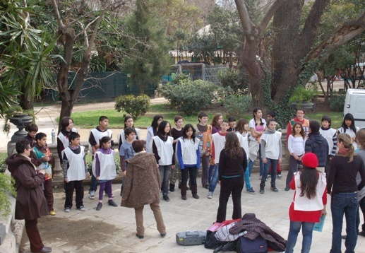 un dels grups de nois i noies canten i ballen en l'activitat 'Cançó del meu barri'.