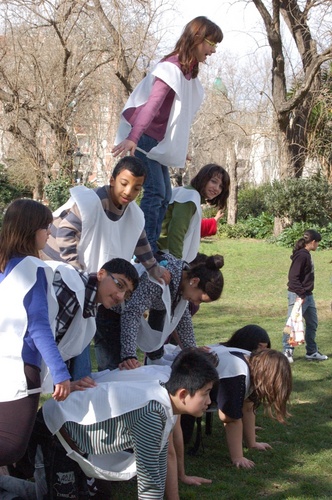 Un grup d'alumnes participen en l'activitat de falcons.