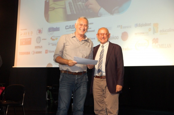 Ramón Grau, de l'Institut Quatre Cantons, en el moment de rebre el seu primer premi en la modalitat centre de mans del gerent del Consorci, Manel Blasco.