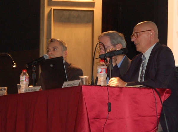 Manel Blasco, durant la seva intervenció, acompanyat de Jordi Serarols i Ferran Ruiz.
