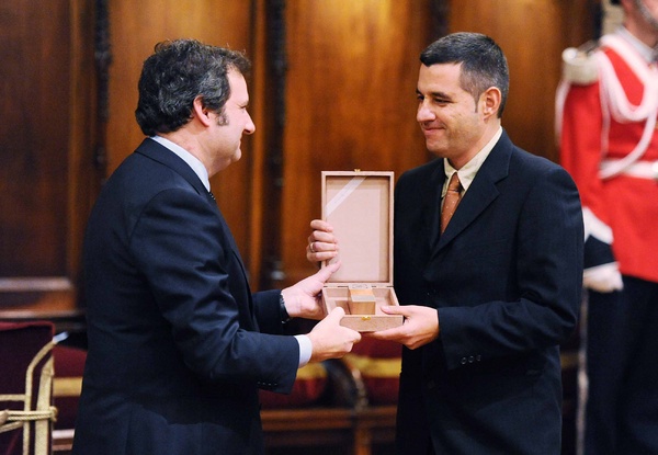 L'alcalde lliure la Medalla d'Honor de la Ciutat al representant del consell escolar de l'Escola Octavio Paz.
