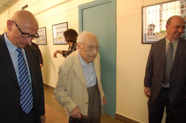 Moisés Broggi visitando el instituto que lleva su nombre