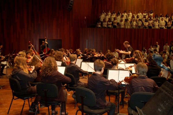 Imagen de la orquesta Eduard Tolrà durante el Encuentro.