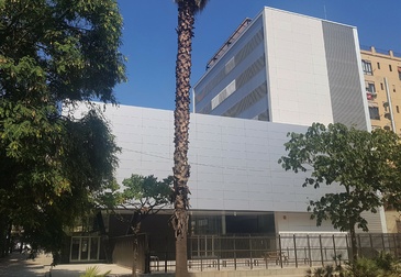 Imatge de l'edifici definitiu de l'Institut Angeleta Ferrer