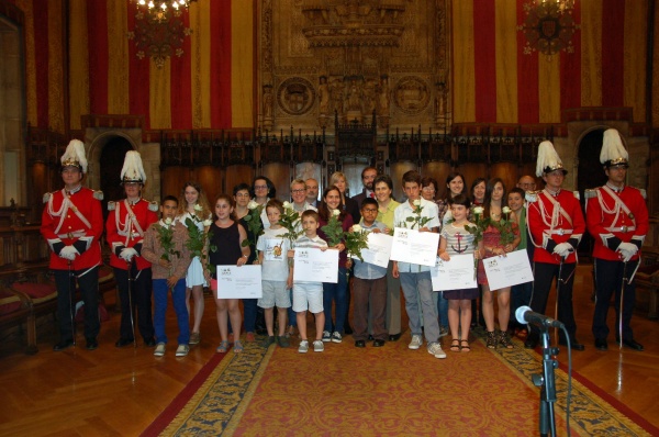 El alumnado ganador, acompañado de los miembros del jurado y de los representantes institucionales.