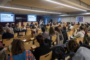 Imatge de la presentació de la jornada a càrrec de la directora d'Educació i Territori; Eulàlia Esclapés