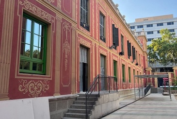 Imatge de la façana de l'Escola Mossèn Jacint Verdaguer, un dels centres on es fan obres aquest 2025.