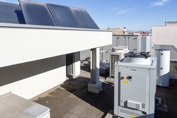 Imatge d'instlal:lacions de climatització en un centre.