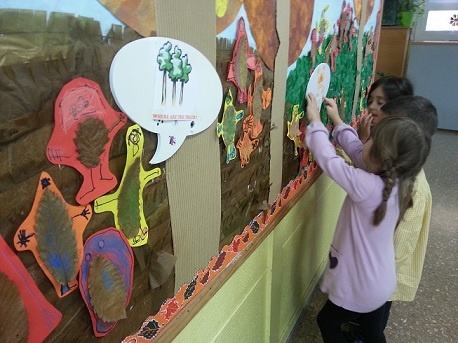 Imatge del mural de l'Escola Victor Català que utilitza el suport de les baferades digitals.