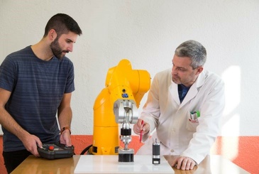 Imatge d'un professoror amb un alumne en un cicle de formació de formació professional